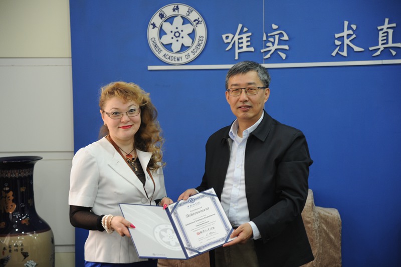 杨群所长向Anisimova S. Anatolievna博士颁发证书